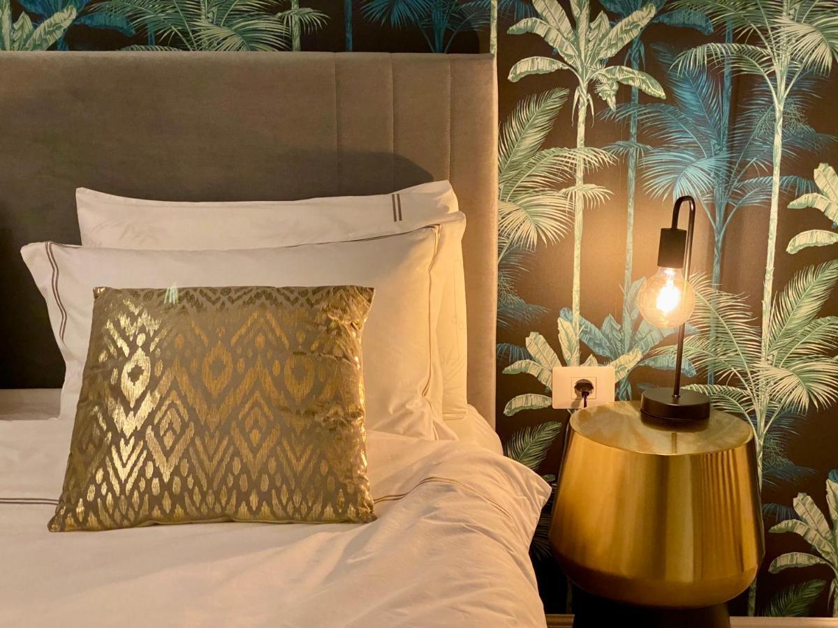 Golden Vibes In Bel Air Apartment *