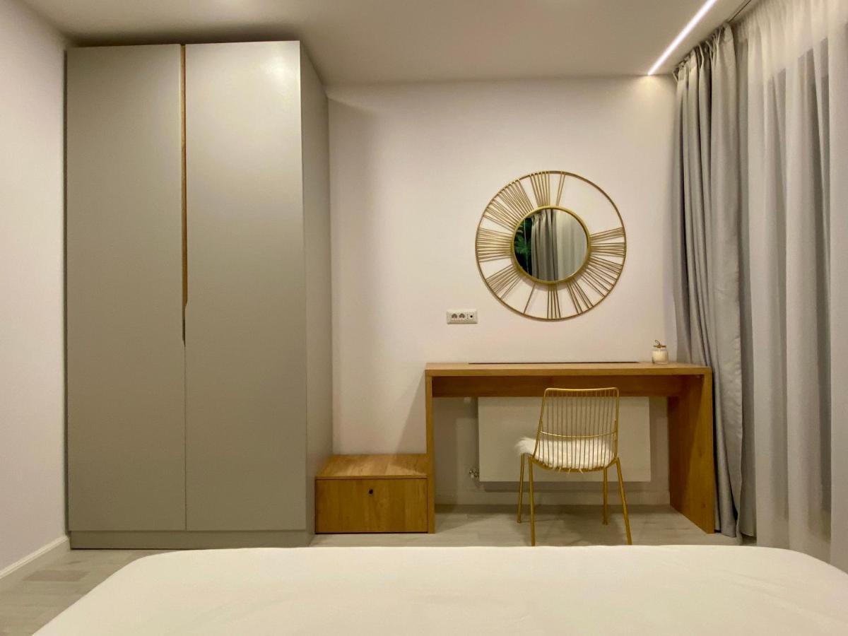 Golden Vibes In Bel Air Apartament