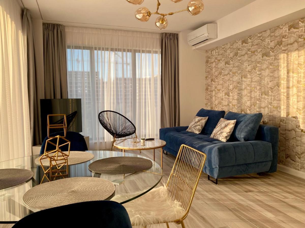Golden Vibes In Bel Air * Mamaia