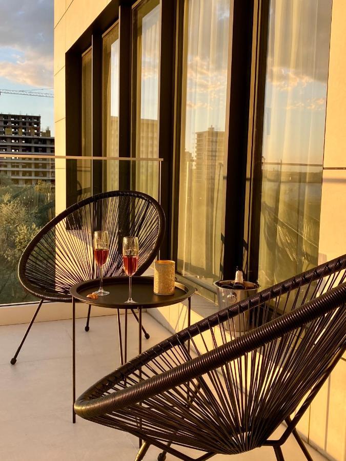 Golden Vibes In Bel Air Apartament